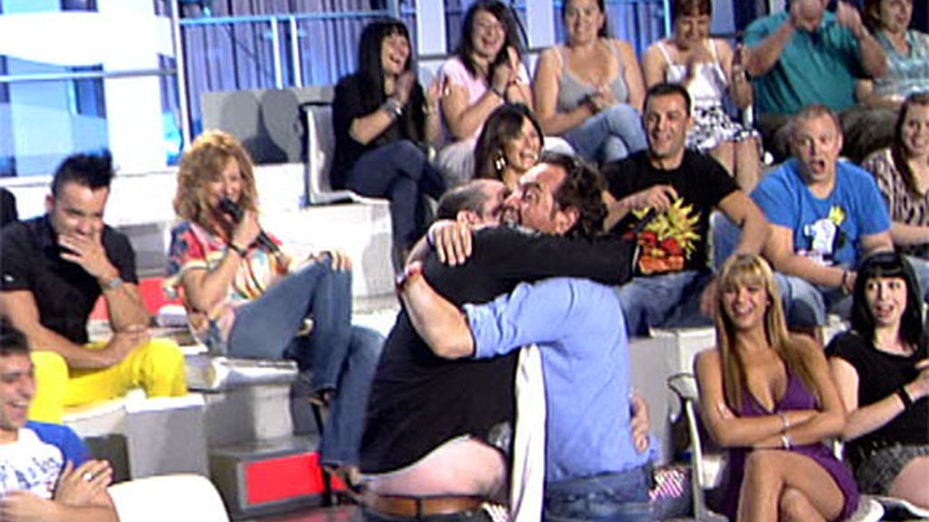 Oliver besa a Virginia y quiere repetir