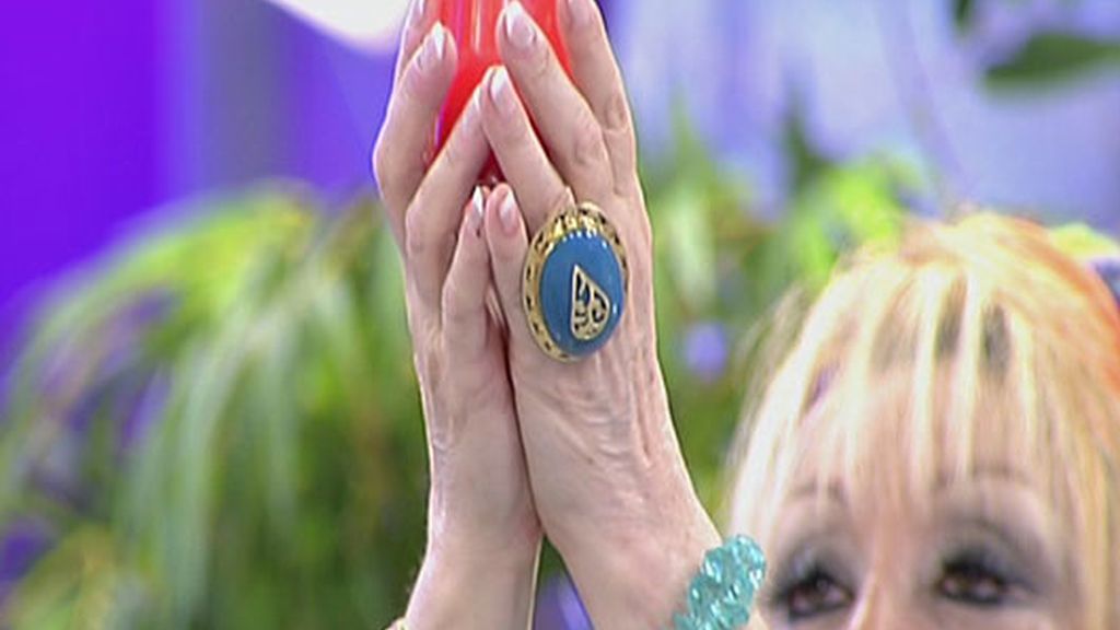 Aramís Fuster simula un exorcismo