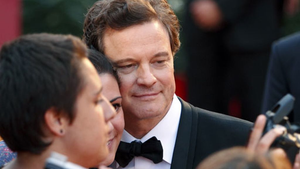 Colin Firth se saca una foto con una fan