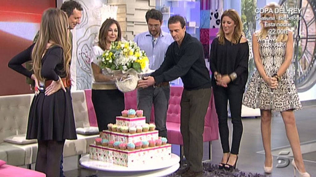La presentadora ha recibido un ramo de flores y magdalenas por su cumpleaños