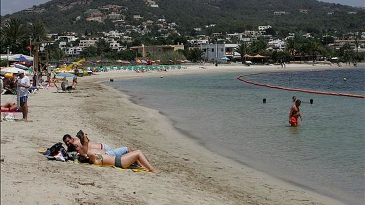 Turistas en la playa de Talamanca (Ibiza). EFE/Archivo