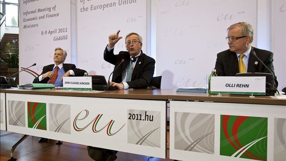 El presidente del Eurogrupo y primer ministro de Luxemburgo, Jean-Claude Juncker (c), el comisario de Asuntos Económicos y Monetarios, Olli Rehn, y el presidente del Banco Central Europeo (BCE), Jean-Claude Trichet (izda), atienden a la rueda de prensa ofrecida durante la reunión de los ministros de Economía y Finanzas (Ecofin) de la UE, en Gödöllö, al noreste de Budapest, el 8 de abril de 2011. EFE