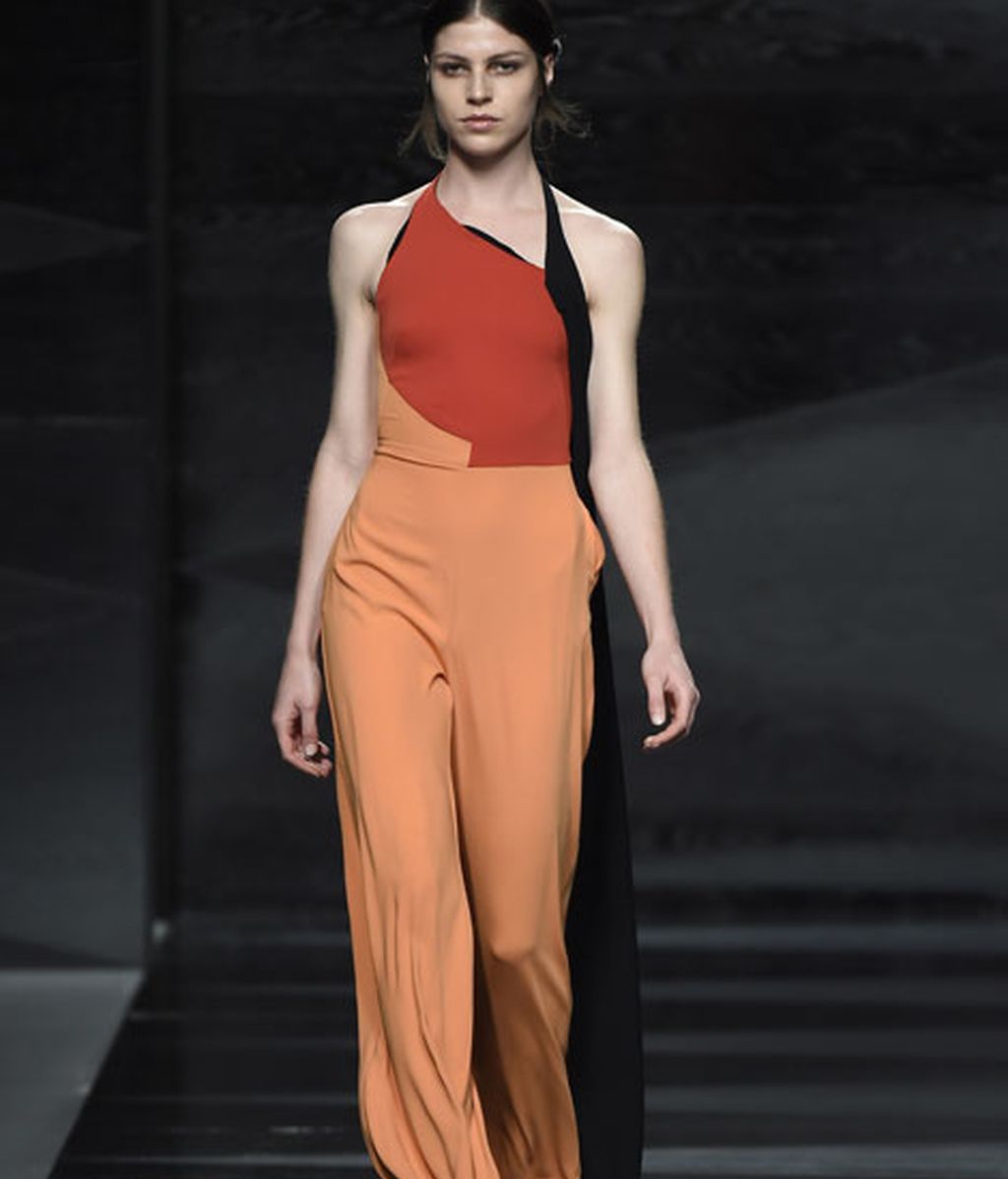 Elegantes y sorprendentes geometrías de color en el desfile de Juanjo Oliva