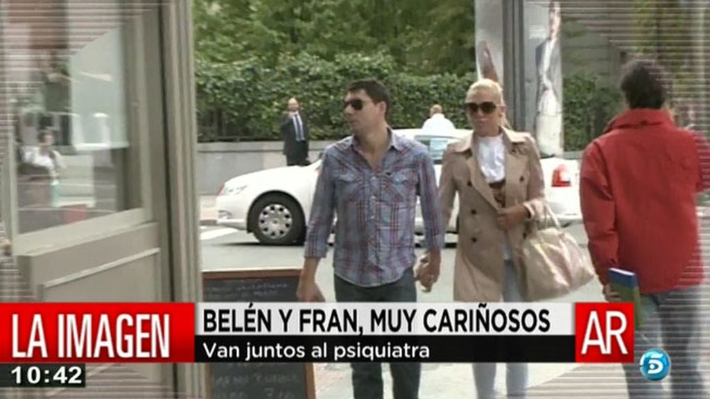 La pareja se ha dejado ver muy cariñosa camino a la consulta