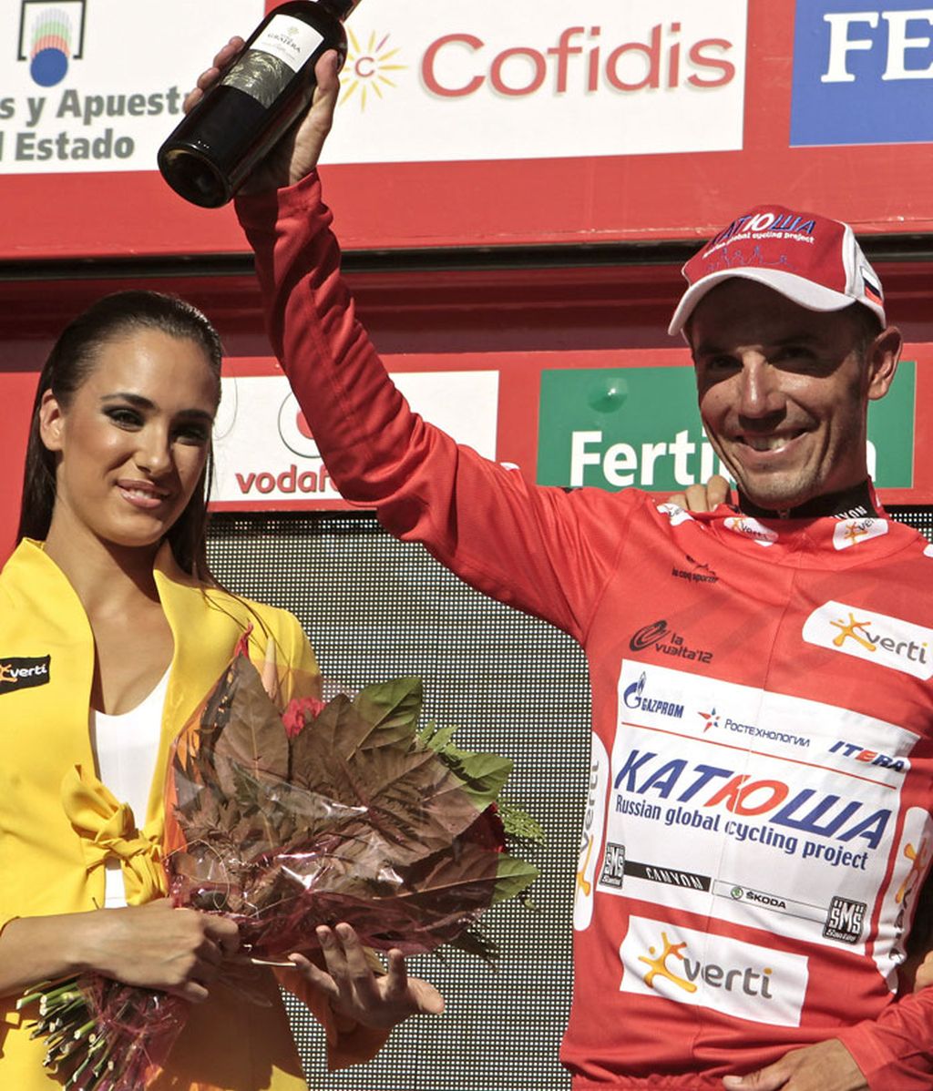 El ciclista del KATUSHA , Joaquim "Purito" Rodríguez,tras colocarse el mallot de lider