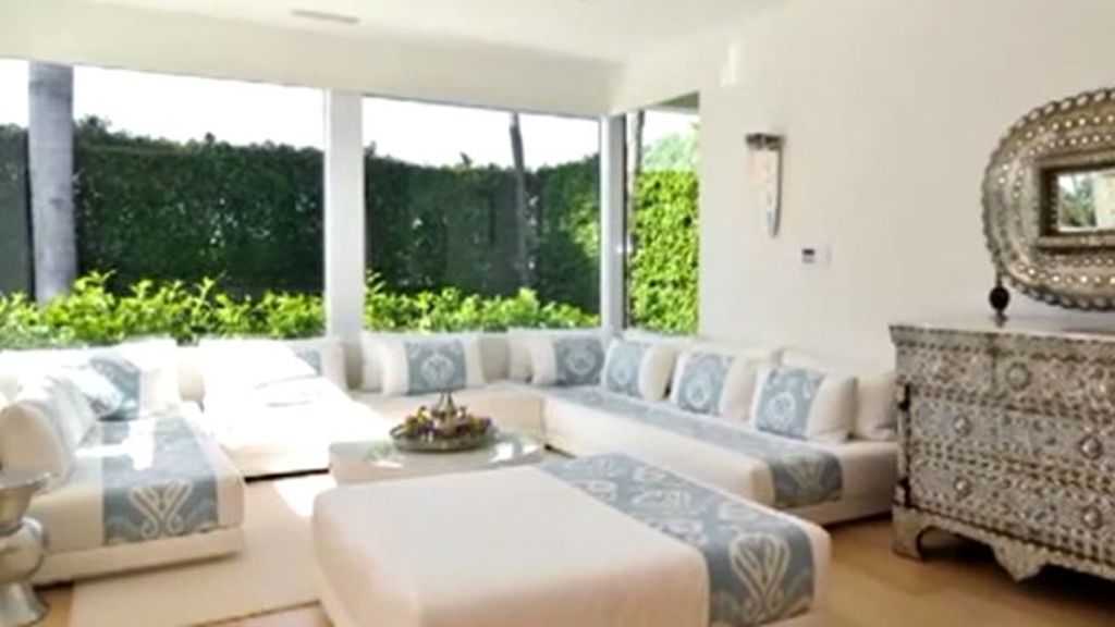 La casa tiene 800 metros cuadrados, embarcadero y piscina