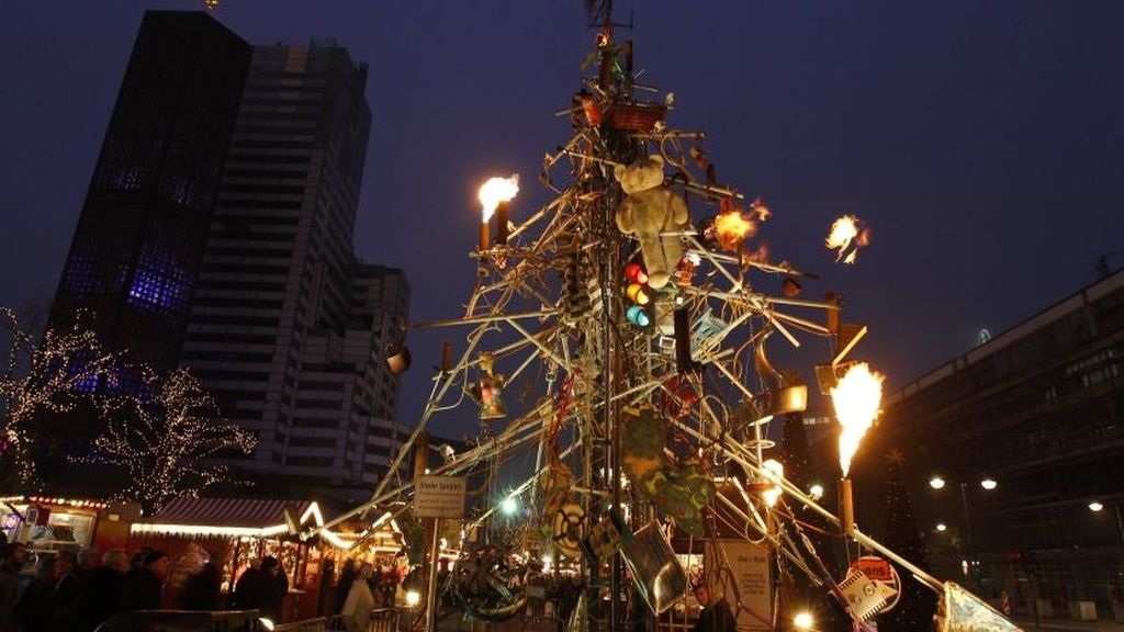 Un árbol navideño diseñado por un peculiar artista, Berlín