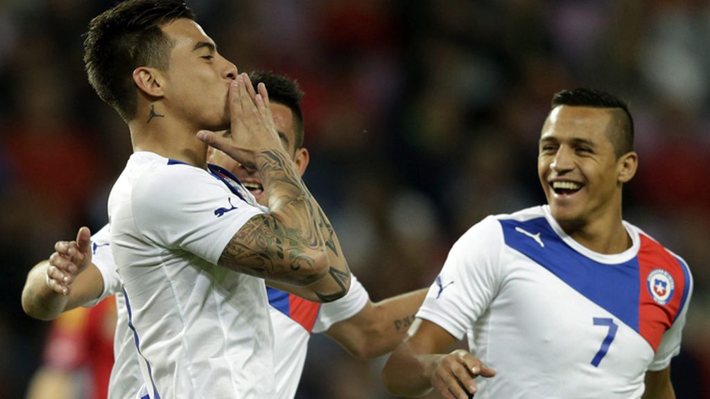 El jugador chileno, Eduardo Vargas celebra el primer gol de su selección