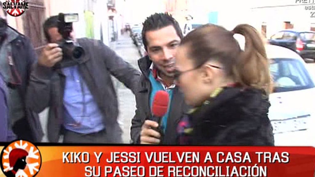 Juntos, acuden a casa de la modelo