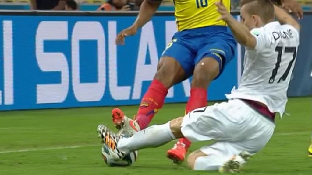 Por suerte, Digne pudo seguir jugando sin problemas