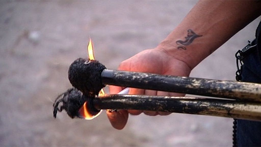 Tras una intensa noche Javi provoca la ira de Sara