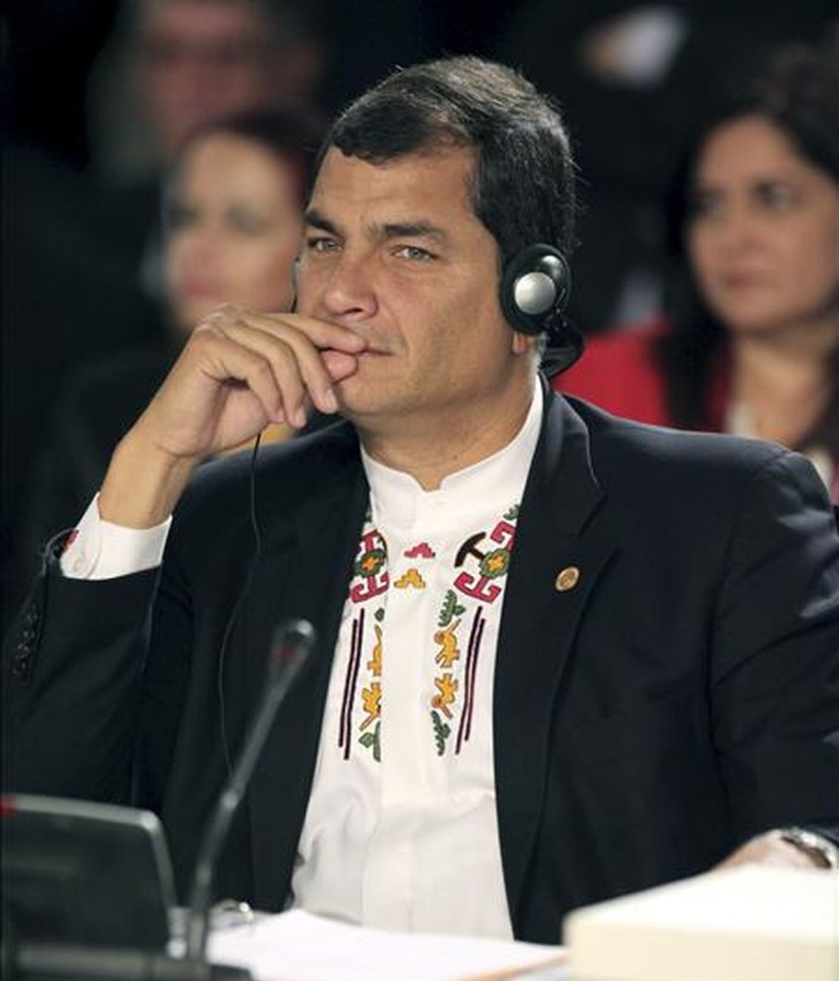 El presidente de Ecuador Rafael Correa asiste a la sesión especial en homenaje al ex presidente de Argentina, Néstor Kirchner, recientemente fallecido, durante la segunda sesión de la XX Cumbre Iberoamericana, en el hotel Provincial de la ciudad de Mar del Plata, Argentina EFE