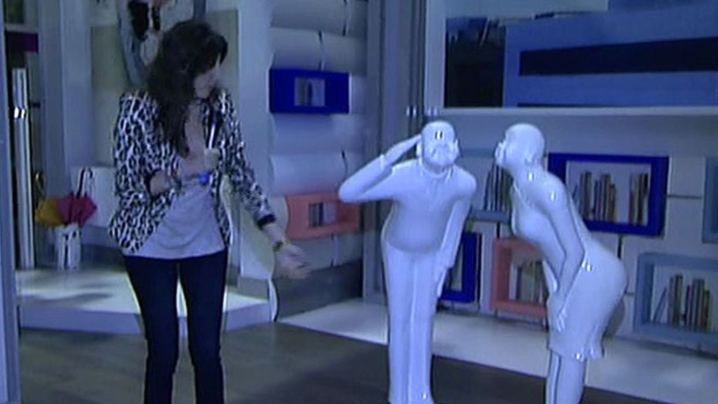 La presentadora y la colaboradora hacen una vista al plató de Ana Rosa