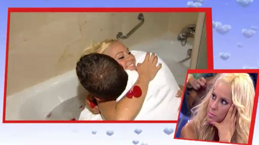 Un bonito baño con pétalos y espuma