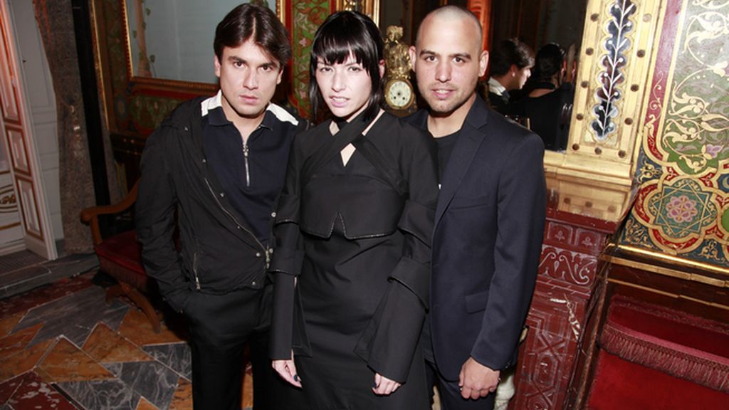 Miguel Becer junto a la pareja de diseñadores María Ke Fisherman