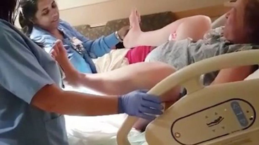 Retransmite en directo el nacimiento de su bebé... ¡y no se lo dice a la madre!