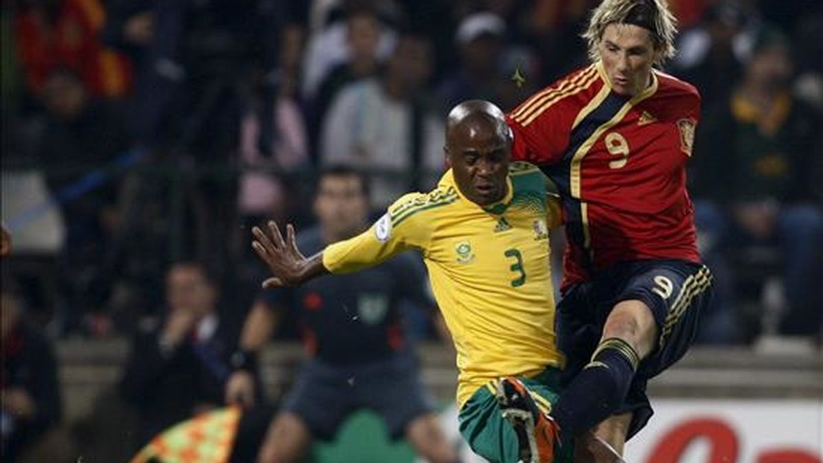 El jugador de la selección española de fútbol Fernando Torres (d) lucha por el balón con el sudafricano Tsepo Masilela durante el partido España vs Sudáfrica de la Copa Confederaciones de fútbol disputado en el estadio Free State de Bloemfontein, Sudáfrica. EFE