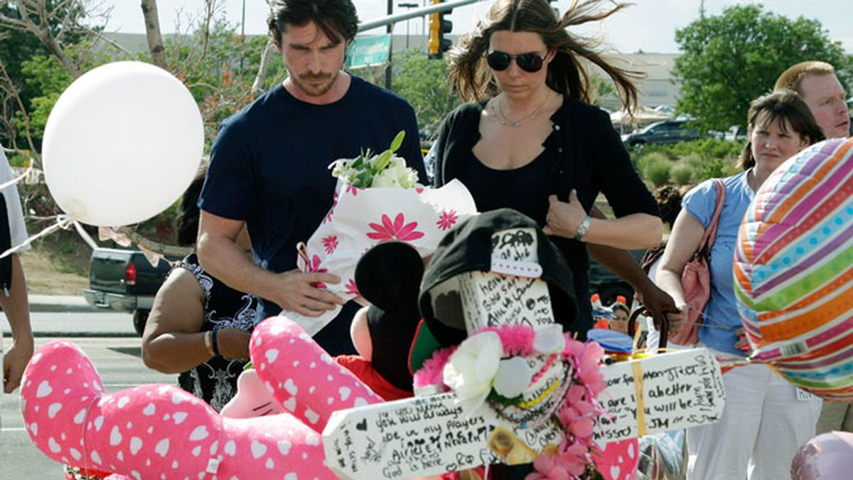Christina Bale, visita a las víctimas del tiroteo de Denver Christina Bale, visita a las víctimas del tiroteo de Denver