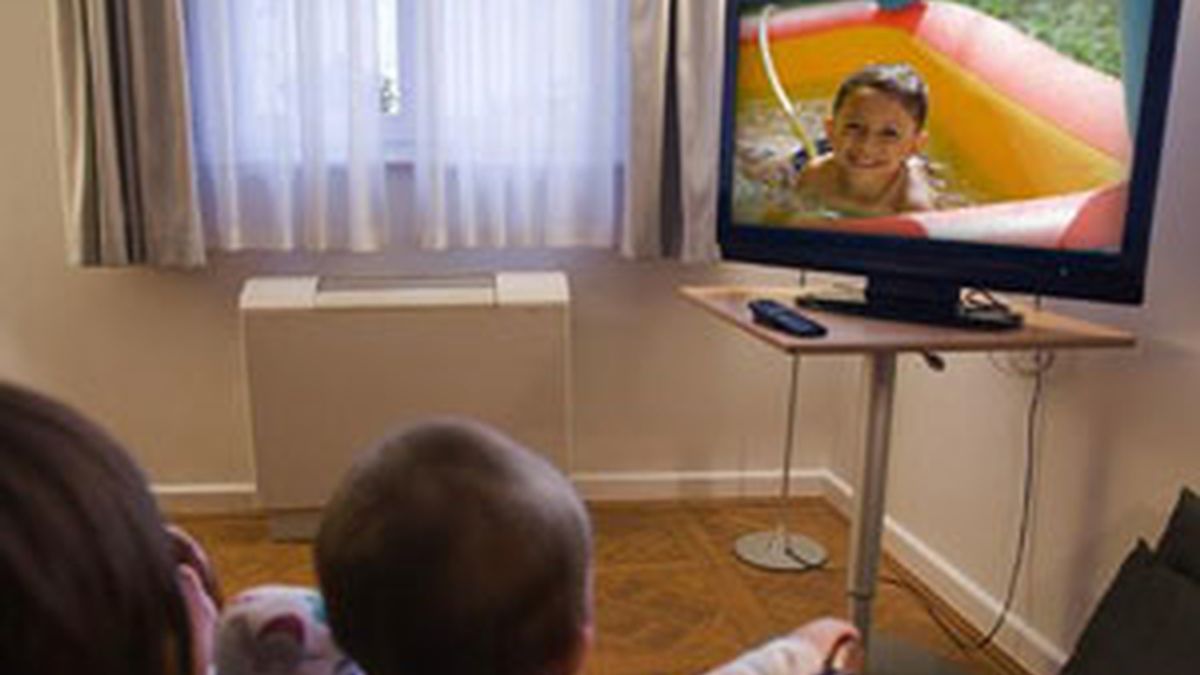Los niños ven demasiado la televisión y juegan poco al aire libre Los niños ven demasiado la televisión y juegan poco al aire libre