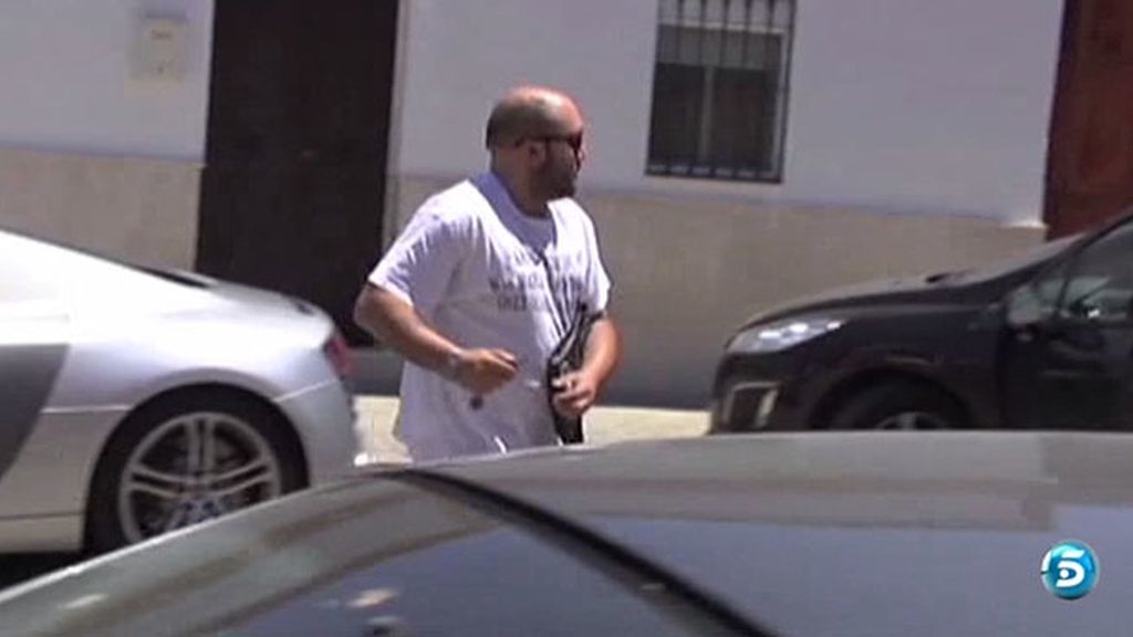 Llegan juntos a la casa de la modelo en Sevilla