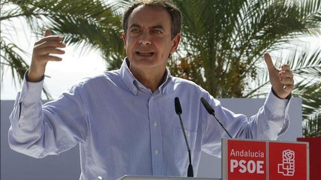 El Presidente del Gobierno, Jose Luis Rodriguez Zapatero, durante su intervención en el acto público en el que se presentarón los candidatos municipales de ciudades de mas de 50.000 habitantes del PSOE de Andalucía. EFE El Presidente del Gobierno, Jose Luis Rodriguez Zapatero, durante su intervención en el acto público en el que se presentarón los candidatos municipales de ciudades de mas de 50.000 habitantes del PSOE de Andalucía. EFE