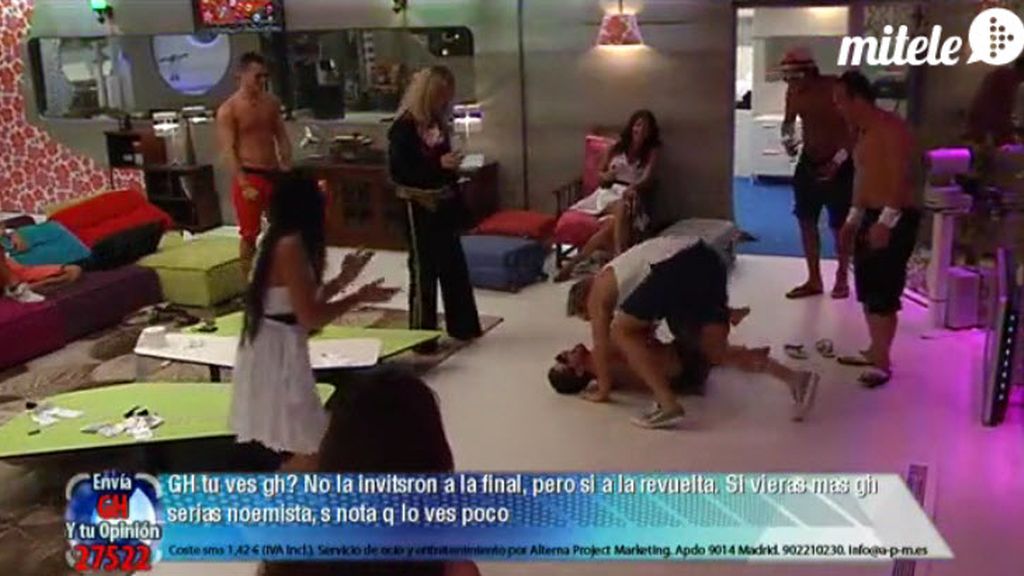 Cristian, de striptease, y las chicas, “al agua, pato”