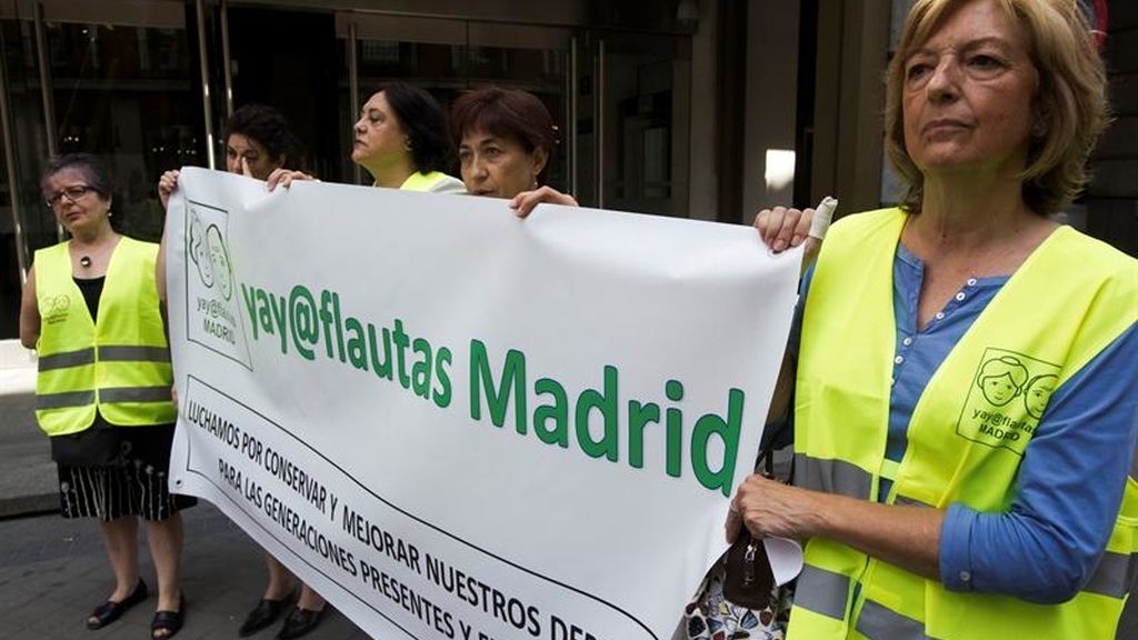 Los yayoflautas durante la protesta ante la sede de Madrid por el expolio público.