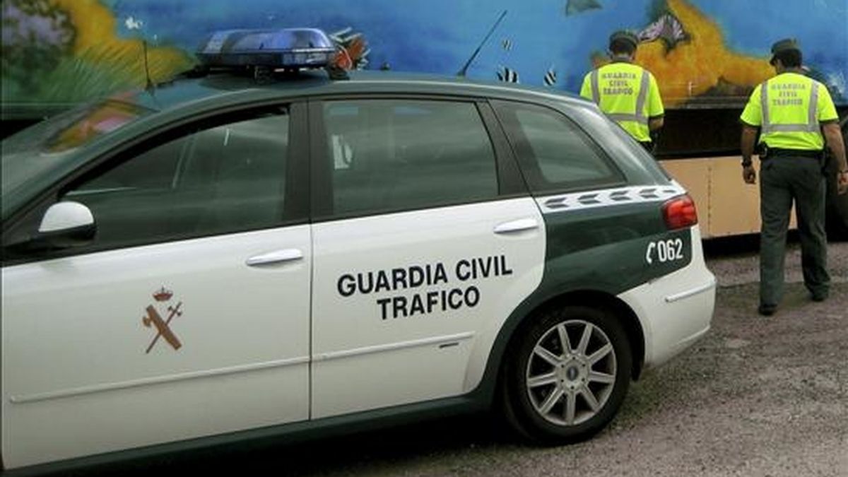 Dos agentes de la Guardia Civil de Tráfico durante un operativo en Pontevedra. EFE/Archivo