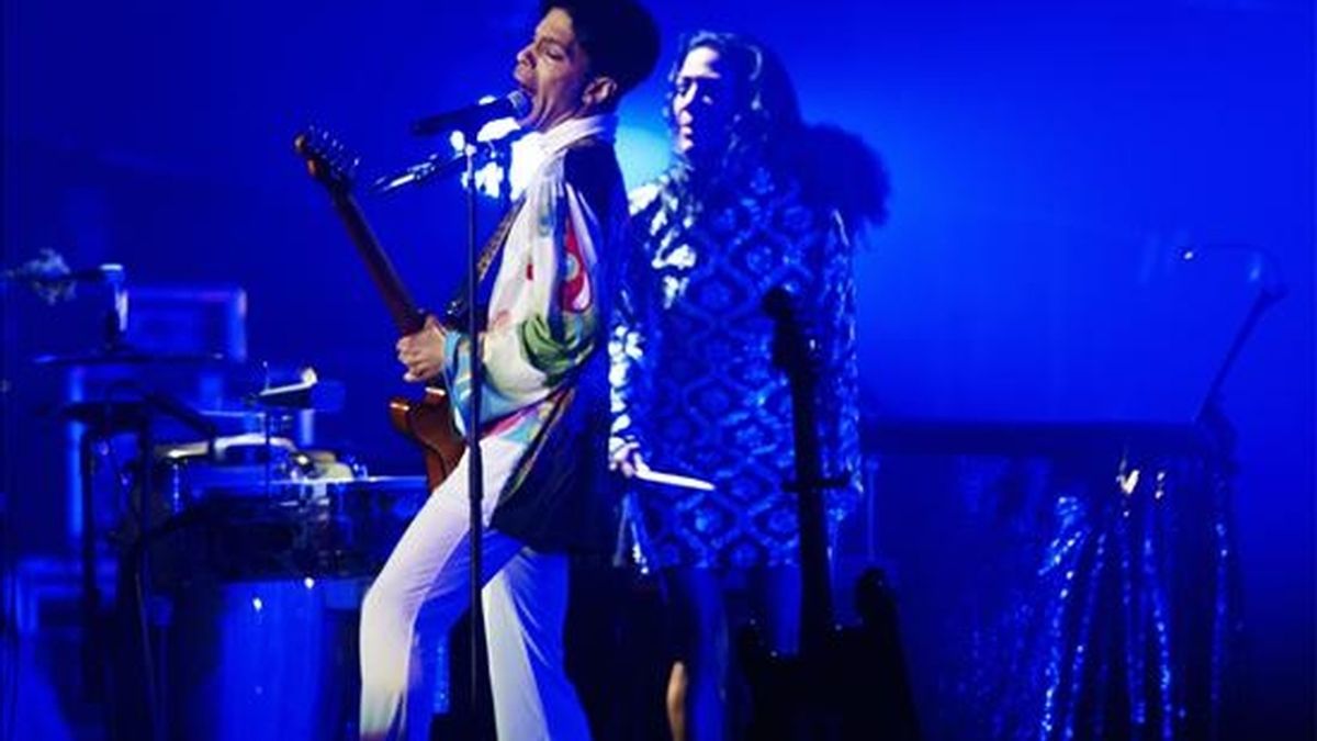El cantante estadounidense Prince ha decidido boicotear internet y las vías tradicionales de venta de música ante el lanzamiento de su último disco, "20Ten", que se regala hoy en el Reino Unido con los periódicos "Daily Mirror" y "Daily Record", además de en Bélgica con otro diario. EFE/Archivo