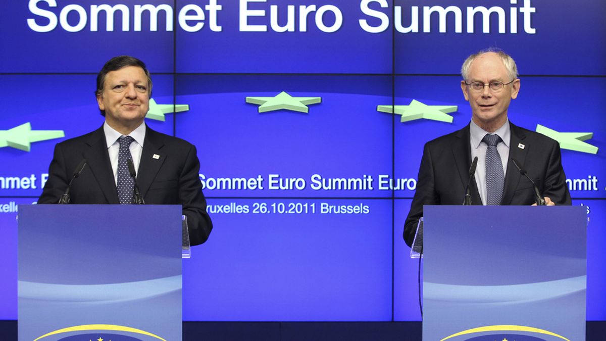 Van Rompuy y Durao Barroso tras la rueda de prensa posterior a la cumbre