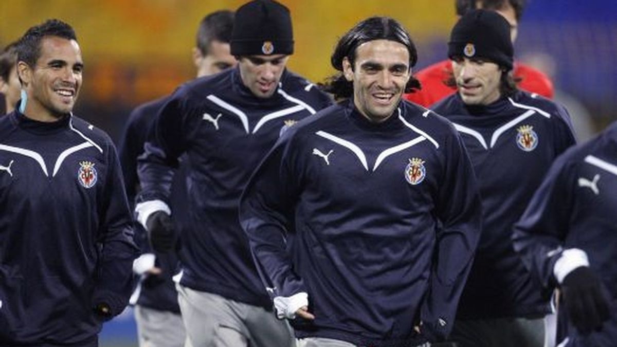 Los jugadores del Villarreal, entrenándiose en el Georgi Asparuhov de Sofía. FOTO: Reuters.