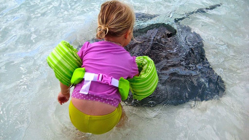 Una pareja canadiense, Genevieve y Eben,  viaja con sus hijas