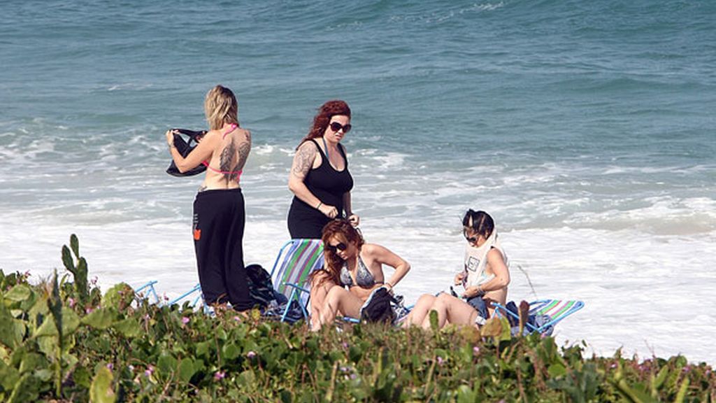 Miley Cyrus luce bikini y tatuajes en las playas de Brasil