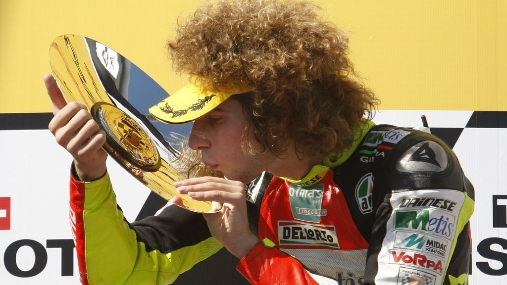 Simoncelli besa el trofeo del GP de Australia