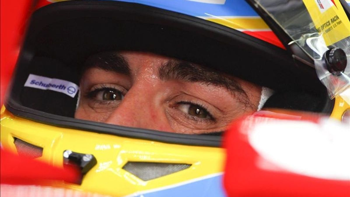 El piloto español Fernando Alonso (Ferrari) durante la tercera sesión de entrenamiento para el Gran Premio de Malasia de Fórmula Uno, en el circuito internacional de Sepang, a las afueras de Kuala Lumpur (Malasia) hoy, 9 de abril de 2011. La carrera se disputa mañana, domingo 10 de abril de 2011. EFE