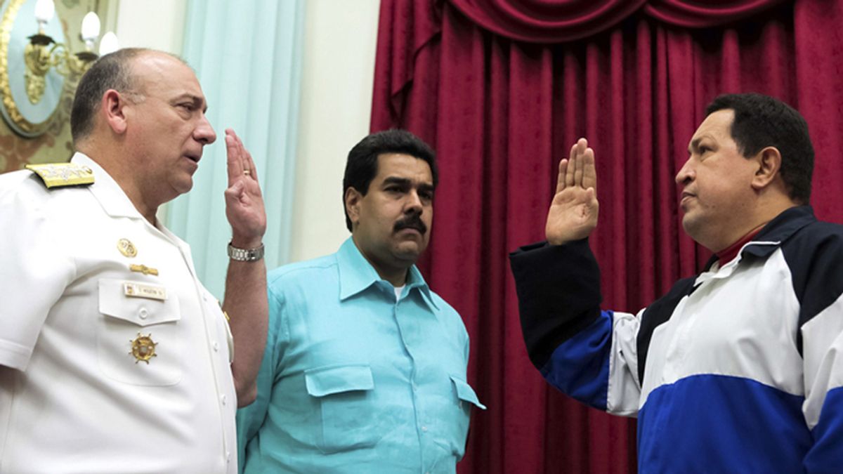 Nicolán Maduro asiste al juramento del nuevo ministro de defensa de Hugo Chávez antes de partir hacia Cuba