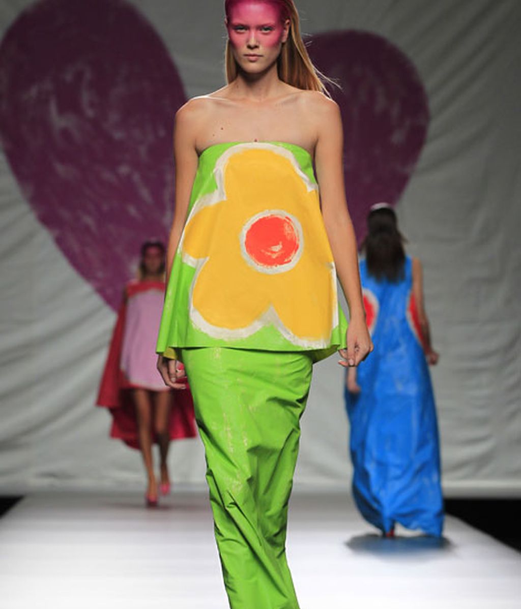 Ágata vuelve a jugar con el color