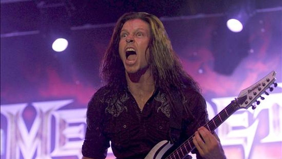 El guitarrista del grupo estadounidense "Megadeth", Chris Broderick, durante el concierto ofrecido esta noche en el recinto "Open Air" de la localidad madrileña de Getafe, en la tercera jornada del Sonisphere Festival. EFE