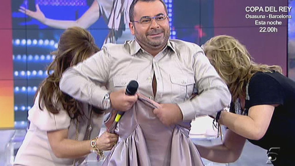 El presentador se enfunda el vestido de la tonadillera
