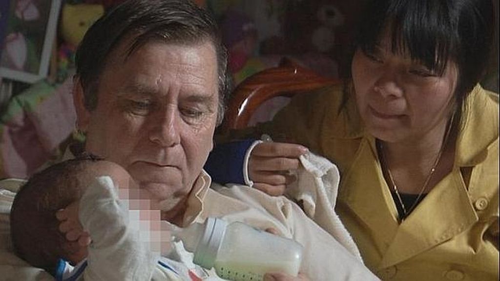 Una mujer se reune con su bebé tras intentar matarlo