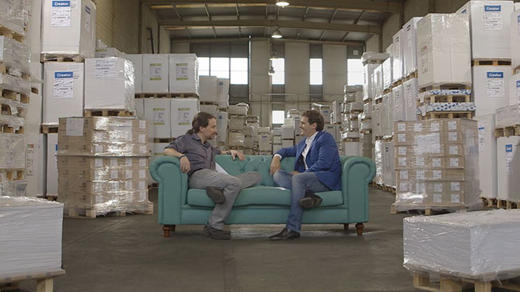 Juntos en el almacén donde se guardan las papeletas para las elecciones del día 24