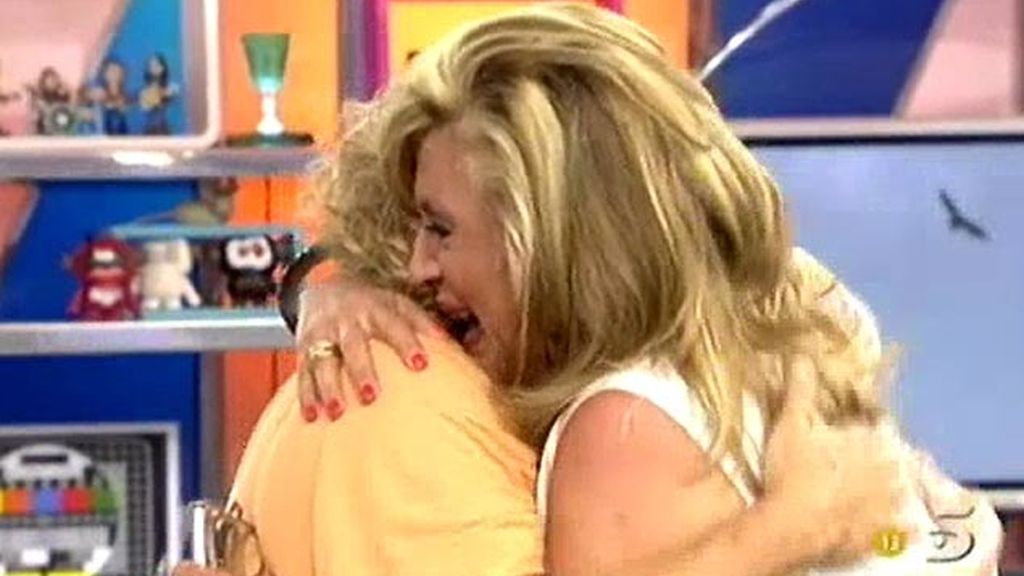 El emotivo abrazo de Lydia Lozano y Taryn Power, tía de Ylenia Carrisi