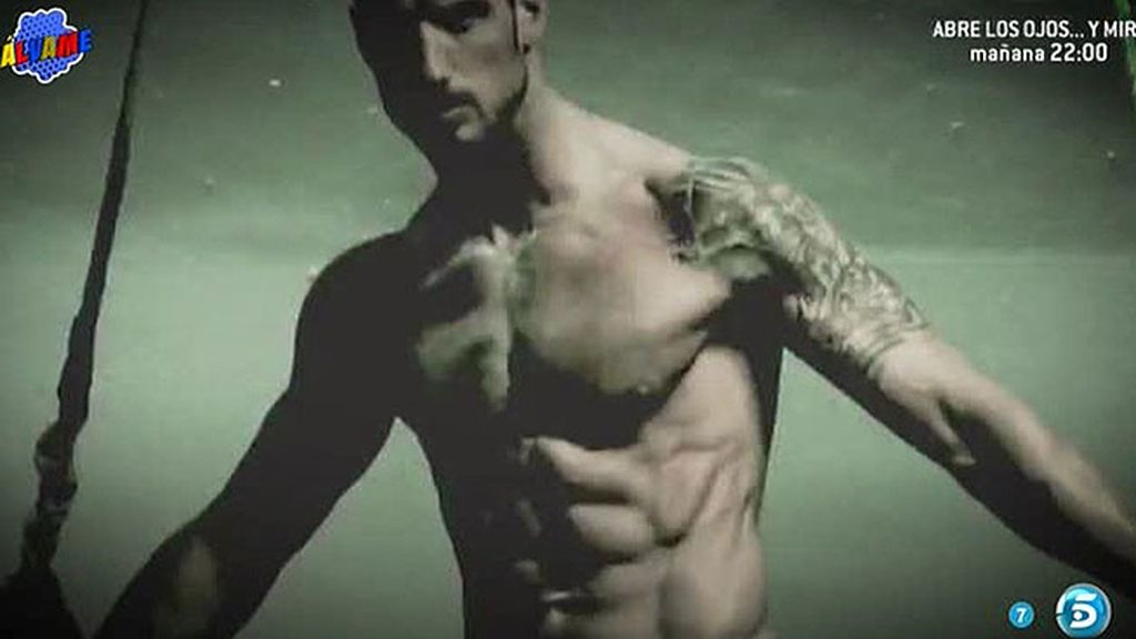 Así de sugerente posa el modelo para la portada de la revista Hunter