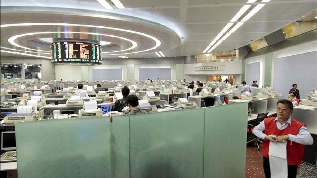 El índice Hang Seng de la Bolsa de Hong Kong ganó en la apertura de sesión 96,83 puntos, equivalentes al 0,41 por ciento, tras lo cual se situó en 23.857,17 puntos. EFE/Archivo