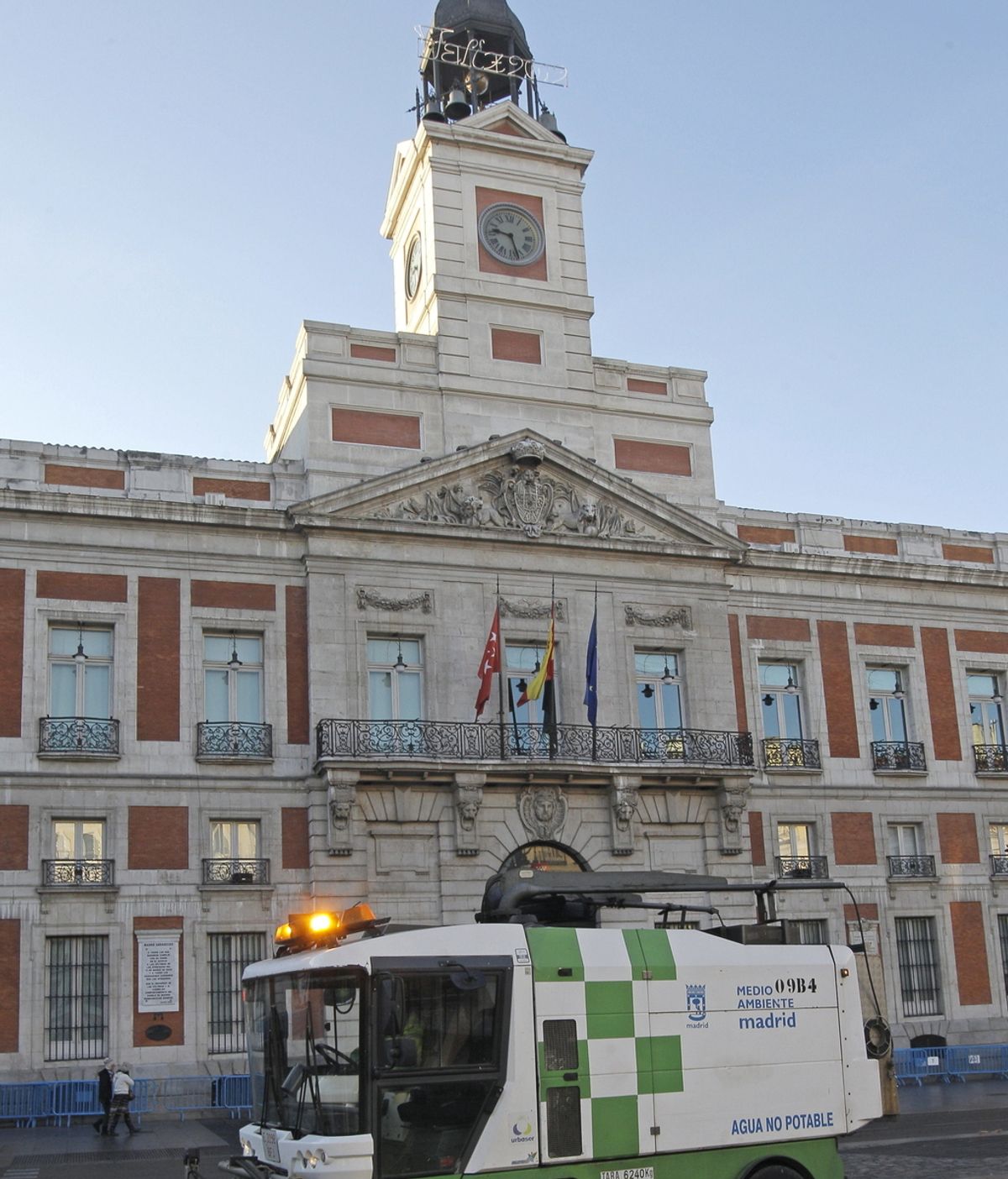 Un vehículo de los servicios de limpieza municipales retira de la Puerta del Sol los últimos restos de las celebraciones de la Nochevieja, en la primera mañana del nuevo año 2012
