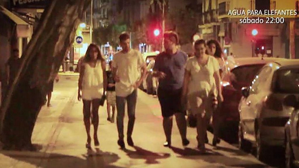 La hija de Isabel Pantoja, en silencio, disfruta con sus amigos de una cena