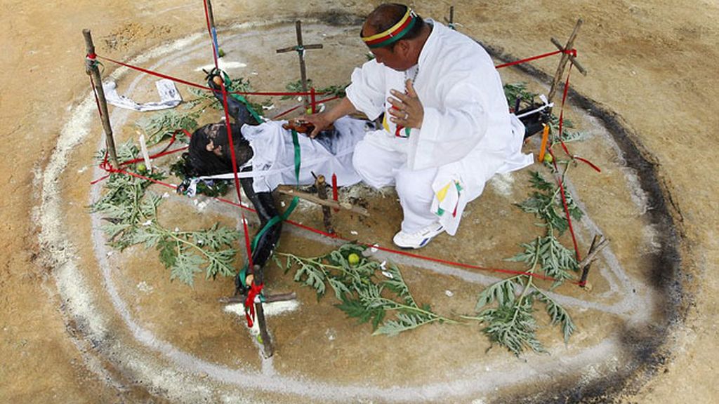 Un sacerdote colombiano exorciza a una mujer