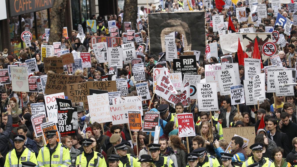 Estudiantes británicos protestan en Londres contra el aumento de las tasas universitarias Estudiantes británicos protestan en Londres contra el aumento de las tasas universitarias