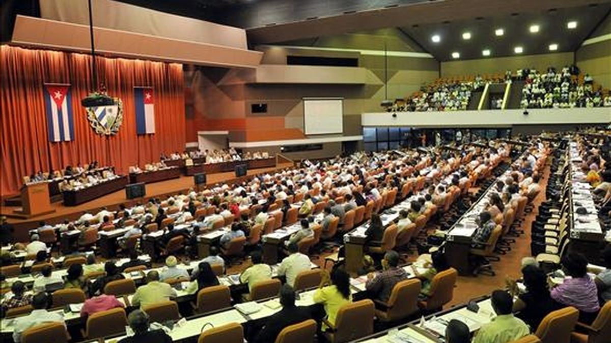 Vista general de la sesión plenaria de la Asamblea Nacional del Poder Popular (Parlamento), en La Habana (Cuba), que aprobó una declaración que denuncia la situación de Gerardo Hernández, uno de los cinco agentes cubanos presos y condenados por espionaje en Estados Unidos. EFE