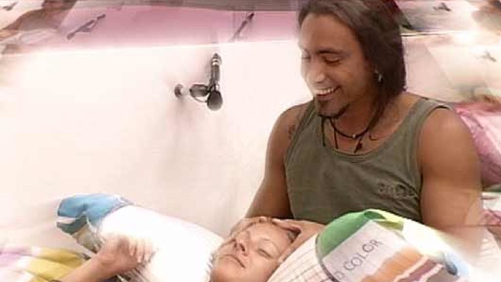 Melanie y Ángel, masajes y caricias